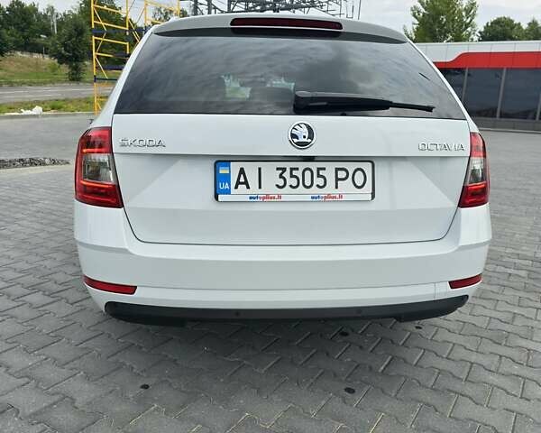 Белый Шкода Октавия, объемом двигателя 1.6 л и пробегом 210 тыс. км за 12000 $, фото 4 на Automoto.ua