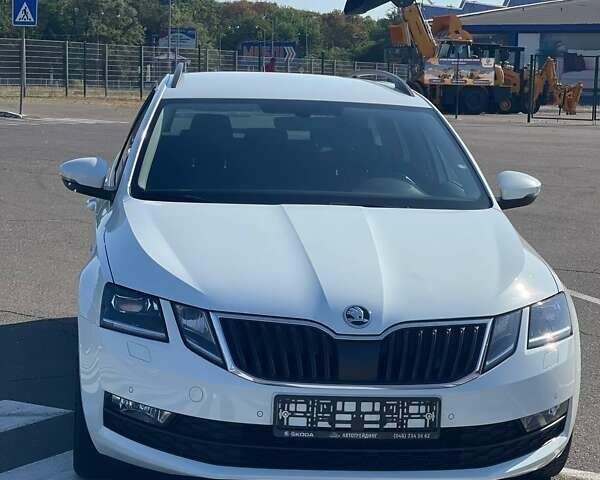Белый Шкода Октавия, объемом двигателя 2 л и пробегом 220 тыс. км за 16200 $, фото 139 на Automoto.ua