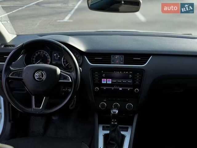 Білий Шкода Октавія, об'ємом двигуна 1.6 л та пробігом 236 тис. км за 12100 $, фото 18 на Automoto.ua