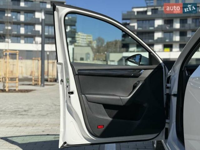 Белый Шкода Октавия, объемом двигателя 2 л и пробегом 220 тыс. км за 15999 $, фото 107 на Automoto.ua