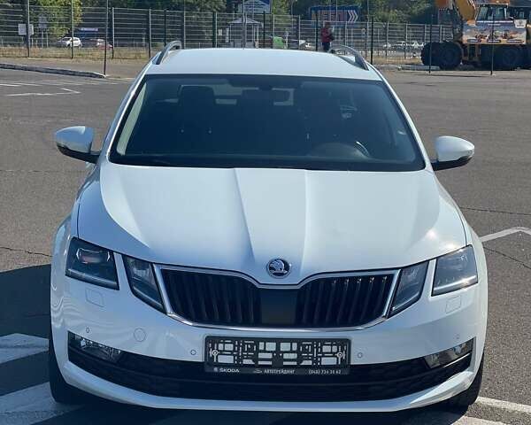 Белый Шкода Октавия, объемом двигателя 2 л и пробегом 220 тыс. км за 16200 $, фото 137 на Automoto.ua