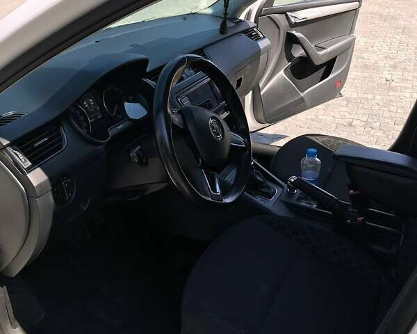 Білий Шкода Октавія, об'ємом двигуна 1.6 л та пробігом 284 тис. км за 14000 $, фото 28 на Automoto.ua