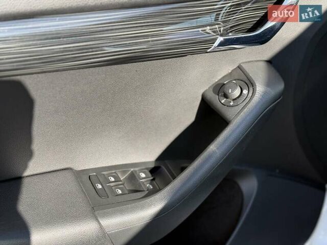 Белый Шкода Октавия, объемом двигателя 2 л и пробегом 220 тыс. км за 15999 $, фото 108 на Automoto.ua