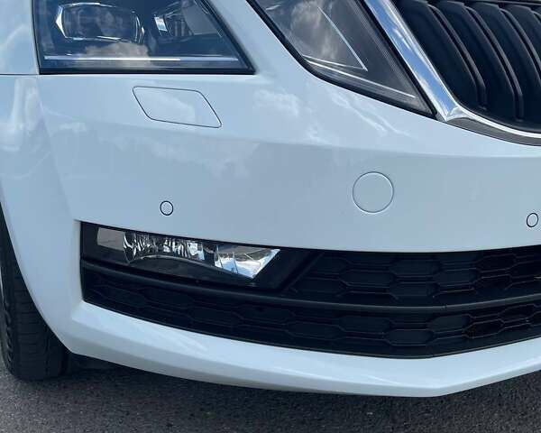 Белый Шкода Октавия, объемом двигателя 2 л и пробегом 220 тыс. км за 16200 $, фото 11 на Automoto.ua
