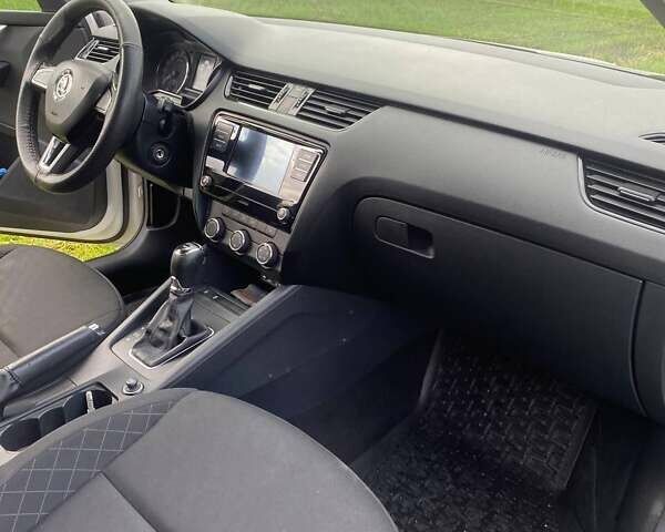 Білий Шкода Октавія, об'ємом двигуна 1.6 л та пробігом 193 тис. км за 12300 $, фото 4 на Automoto.ua