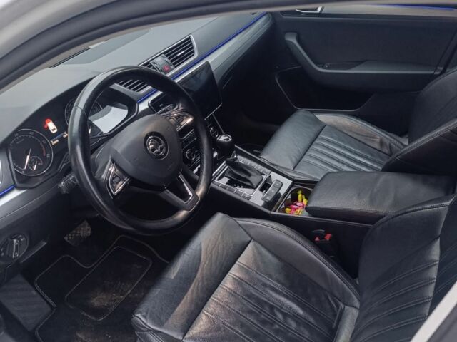 Белый Шкода Октавия, объемом двигателя 2 л и пробегом 220 тыс. км за 18800 $, фото 4 на Automoto.ua