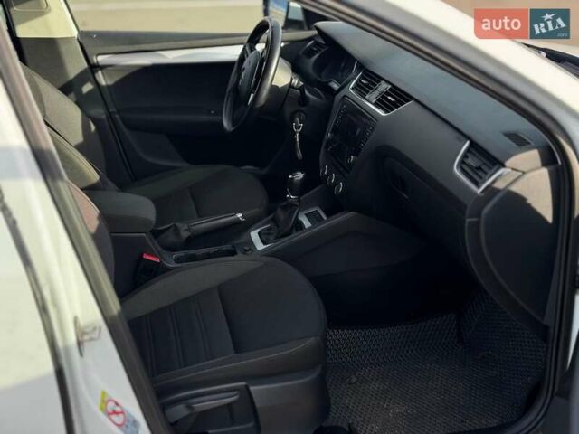 Білий Шкода Октавія, об'ємом двигуна 1.6 л та пробігом 236 тис. км за 12100 $, фото 20 на Automoto.ua