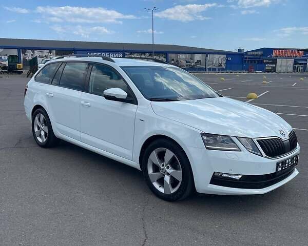 Белый Шкода Октавия, объемом двигателя 2 л и пробегом 220 тыс. км за 16200 $, фото 1 на Automoto.ua
