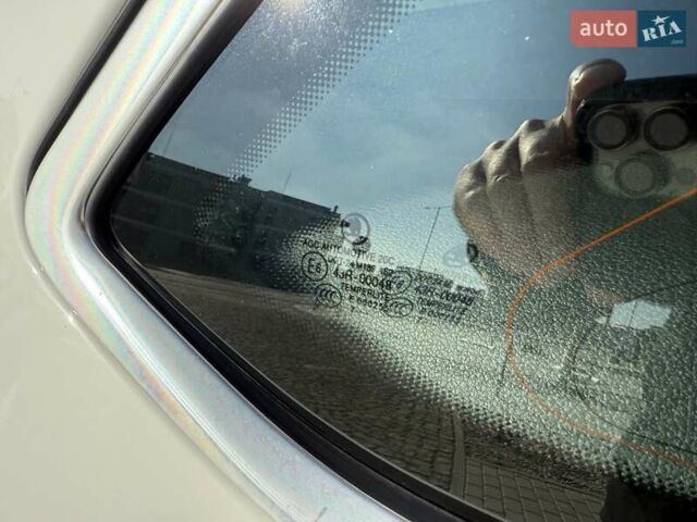 Белый Шкода Октавия, объемом двигателя 2 л и пробегом 220 тыс. км за 15999 $, фото 35 на Automoto.ua