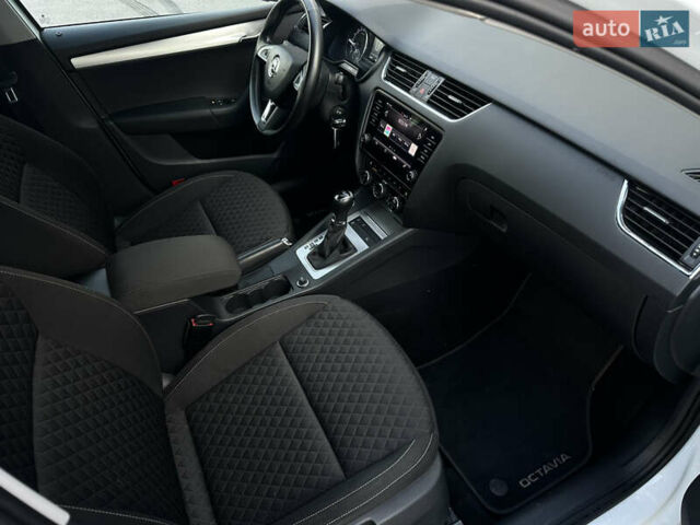 Шкода Октавия 2017 в Виннице на Automoto.ua Белый Шкода Октавия, объемом двигателя 2 л и пробегом 123 тыс. км за 18999 $, фото 28 на Automoto.ua