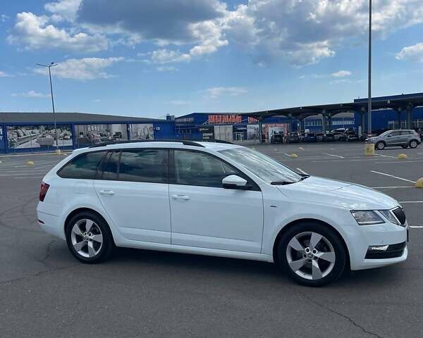 Белый Шкода Октавия, объемом двигателя 2 л и пробегом 220 тыс. км за 16200 $, фото 5 на Automoto.ua