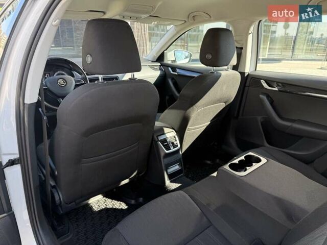 Белый Шкода Октавия, объемом двигателя 2 л и пробегом 220 тыс. км за 15999 $, фото 85 на Automoto.ua
