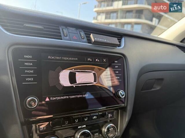 Белый Шкода Октавия, объемом двигателя 2 л и пробегом 220 тыс. км за 15999 $, фото 155 на Automoto.ua