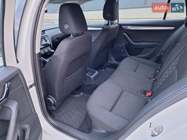 Білий Шкода Октавія, об'ємом двигуна 1.6 л та пробігом 254 тис. км за 10900 $, фото 3 на Automoto.ua