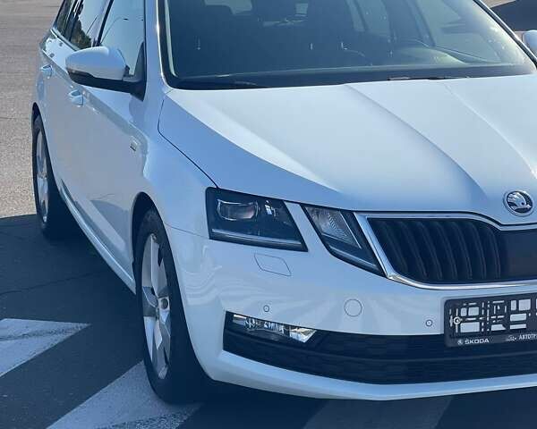 Белый Шкода Октавия, объемом двигателя 2 л и пробегом 220 тыс. км за 16200 $, фото 116 на Automoto.ua