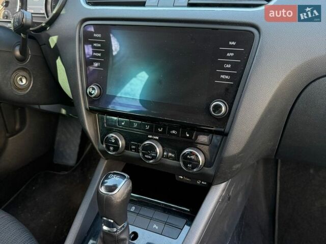 Белый Шкода Октавия, объемом двигателя 1.8 л и пробегом 217 тыс. км за 13500 $, фото 6 на Automoto.ua