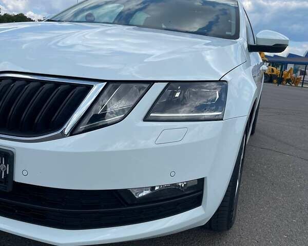 Белый Шкода Октавия, объемом двигателя 2 л и пробегом 220 тыс. км за 16200 $, фото 12 на Automoto.ua