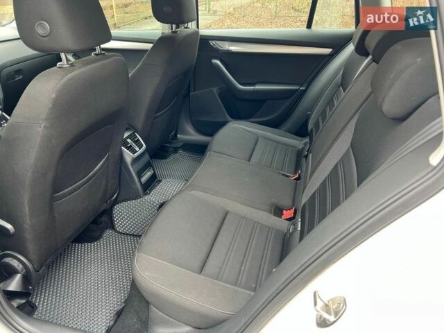 Белый Шкода Октавия, объемом двигателя 1.6 л и пробегом 306 тыс. км за 15490 $, фото 24 на Automoto.ua