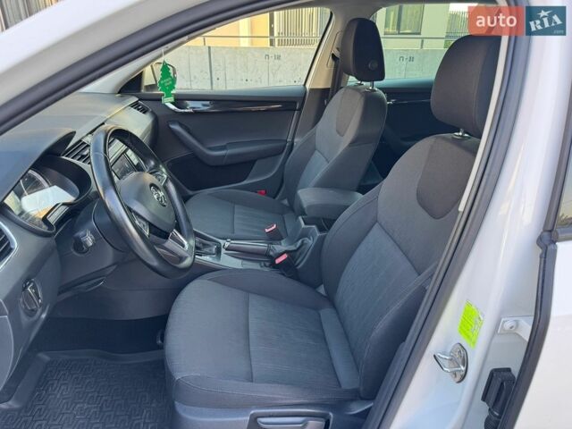 Белый Шкода Октавия, объемом двигателя 2 л и пробегом 269 тыс. км за 12999 $, фото 13 на Automoto.ua