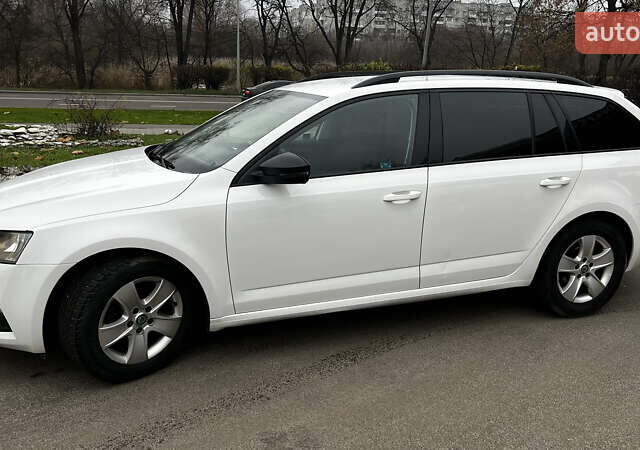 Белый Шкода Октавия, объемом двигателя 1.6 л и пробегом 198 тыс. км за 12200 $, фото 3 на Automoto.ua