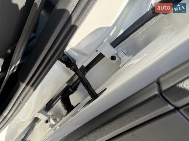Белый Шкода Октавия, объемом двигателя 2 л и пробегом 220 тыс. км за 15999 $, фото 49 на Automoto.ua