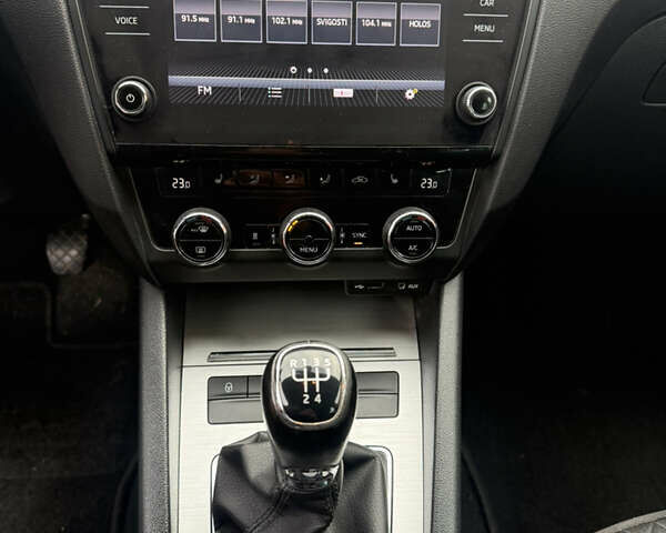 Белый Шкода Октавия, объемом двигателя 1.6 л и пробегом 218 тыс. км за 12950 $, фото 15 на Automoto.ua