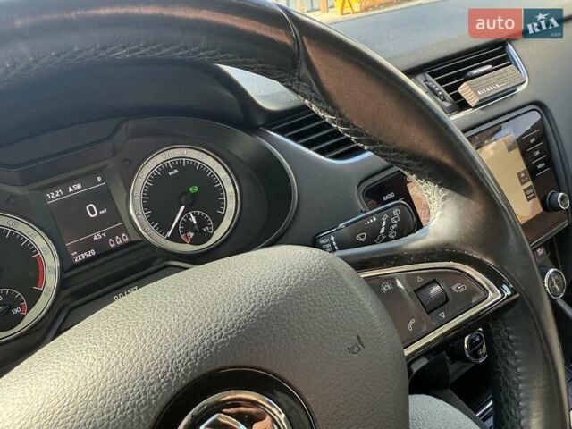 Белый Шкода Октавия, объемом двигателя 2 л и пробегом 220 тыс. км за 15999 $, фото 150 на Automoto.ua