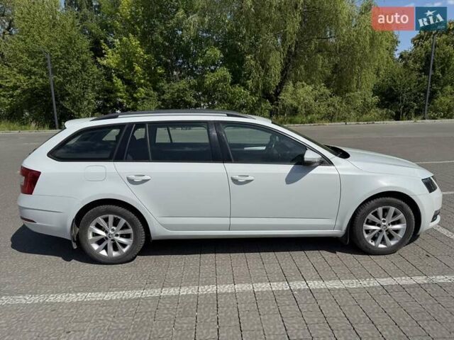 Белый Шкода Октавия, объемом двигателя 1.6 л и пробегом 260 тыс. км за 12800 $, фото 2 на Automoto.ua