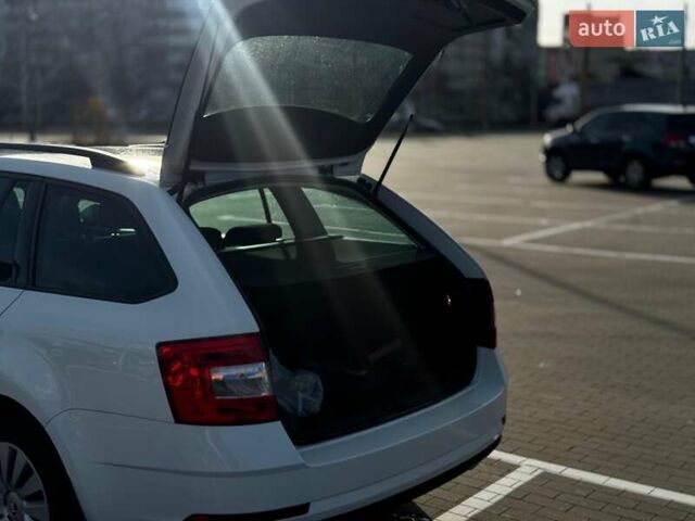 Білий Шкода Октавія, об'ємом двигуна 1.6 л та пробігом 236 тис. км за 12100 $, фото 6 на Automoto.ua