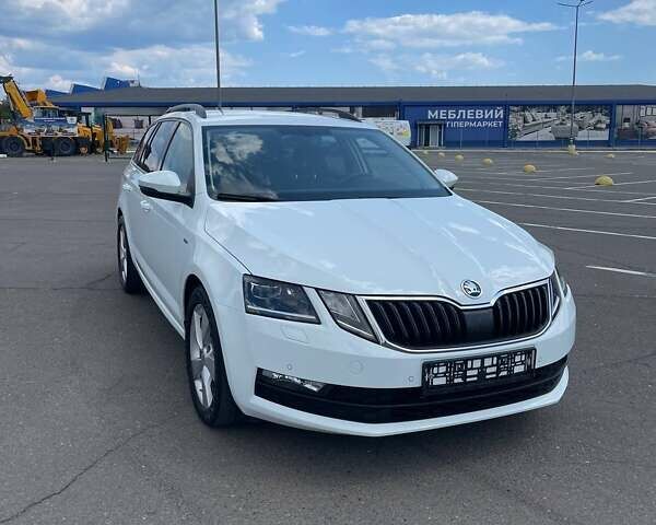 Белый Шкода Октавия, объемом двигателя 2 л и пробегом 220 тыс. км за 16200 $, фото 6 на Automoto.ua