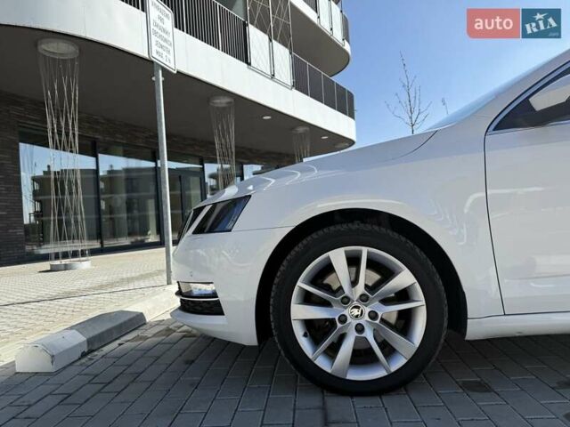 Белый Шкода Октавия, объемом двигателя 2 л и пробегом 220 тыс. км за 15999 $, фото 120 на Automoto.ua