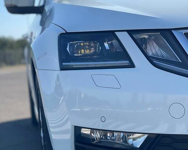 Белый Шкода Октавия, объемом двигателя 2 л и пробегом 220 тыс. км за 16200 $, фото 149 на Automoto.ua