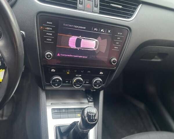 Белый Шкода Октавия, объемом двигателя 1.6 л и пробегом 178 тыс. км за 11750 $, фото 10 на Automoto.ua