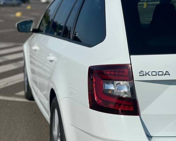 Белый Шкода Октавия, объемом двигателя 2 л и пробегом 220 тыс. км за 16200 $, фото 129 на Automoto.ua