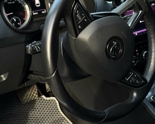 Білий Шкода Октавія, об'ємом двигуна 1.6 л та пробігом 301 тис. км за 13500 $, фото 6 на Automoto.ua