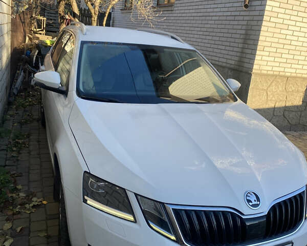 Белый Шкода Октавия, объемом двигателя 1.6 л и пробегом 223 тыс. км за 15500 $, фото 2 на Automoto.ua