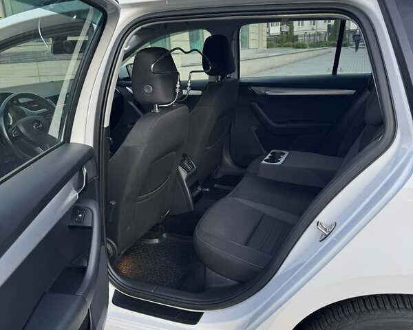 Білий Шкода Октавія, об'ємом двигуна 1.8 л та пробігом 130 тис. км за 16150 $, фото 5 на Automoto.ua