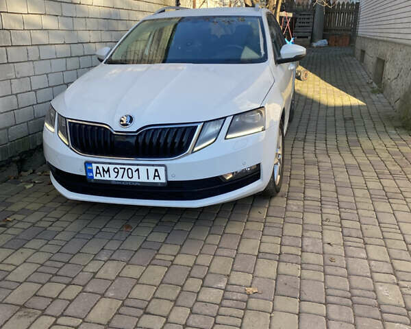Белый Шкода Октавия, объемом двигателя 1.6 л и пробегом 223 тыс. км за 15500 $, фото 1 на Automoto.ua