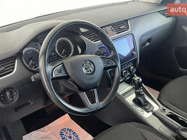 Белый Шкода Октавия, объемом двигателя 1.6 л и пробегом 209 тыс. км за 15950 $, фото 5 на Automoto.ua