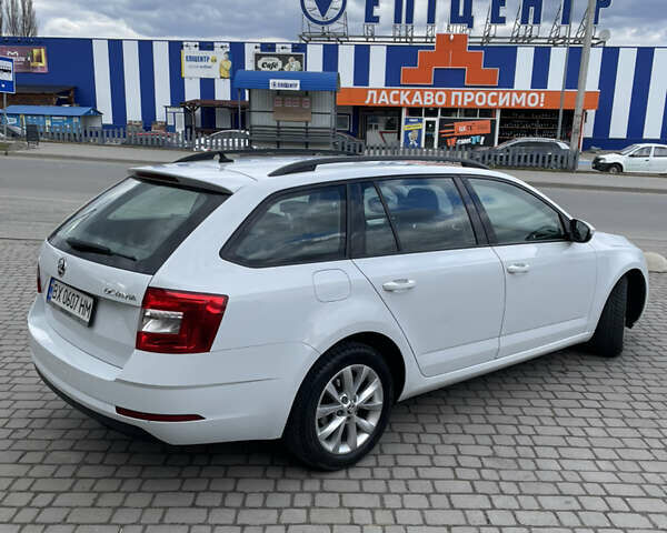 Белый Шкода Октавия, объемом двигателя 1.6 л и пробегом 290 тыс. км за 13000 $, фото 4 на Automoto.ua