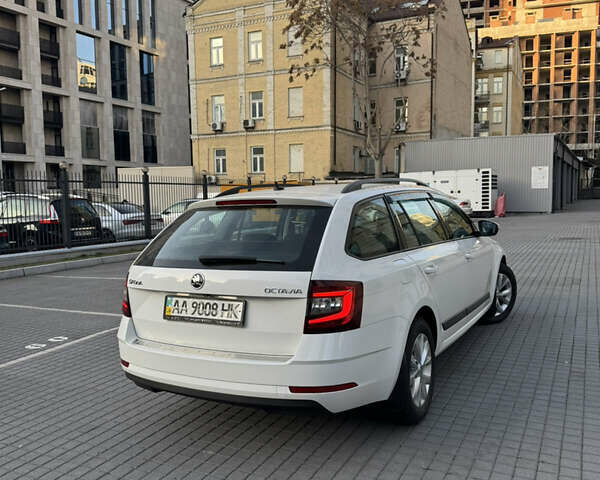 Білий Шкода Октавія, об'ємом двигуна 1.8 л та пробігом 130 тис. км за 16150 $, фото 1 на Automoto.ua