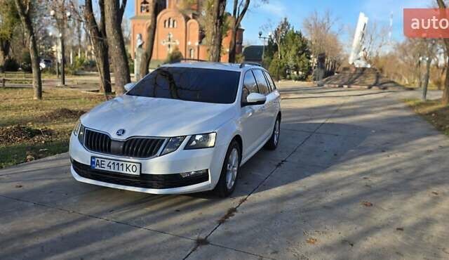 Белый Шкода Октавия, объемом двигателя 1.6 л и пробегом 220 тыс. км за 13900 $, фото 5 на Automoto.ua