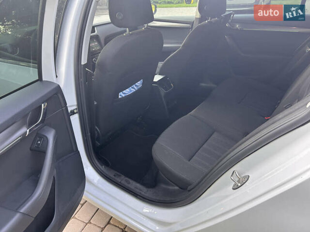 Белый Шкода Октавия, объемом двигателя 1.6 л и пробегом 239 тыс. км за 15000 $, фото 22 на Automoto.ua