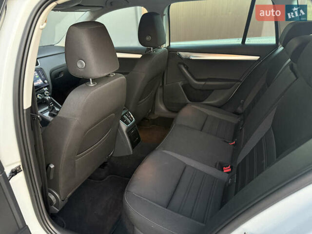 Белый Шкода Октавия, объемом двигателя 1.97 л и пробегом 236 тыс. км за 15700 $, фото 10 на Automoto.ua