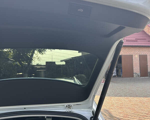 Белый Шкода Октавия, объемом двигателя 1.6 л и пробегом 239 тыс. км за 15000 $, фото 12 на Automoto.ua