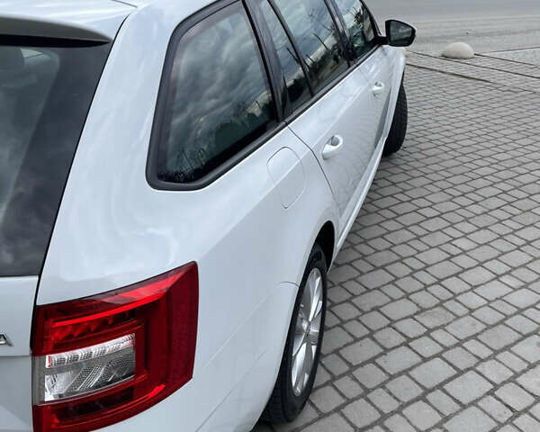 Белый Шкода Октавия, объемом двигателя 1.6 л и пробегом 290 тыс. км за 13000 $, фото 5 на Automoto.ua