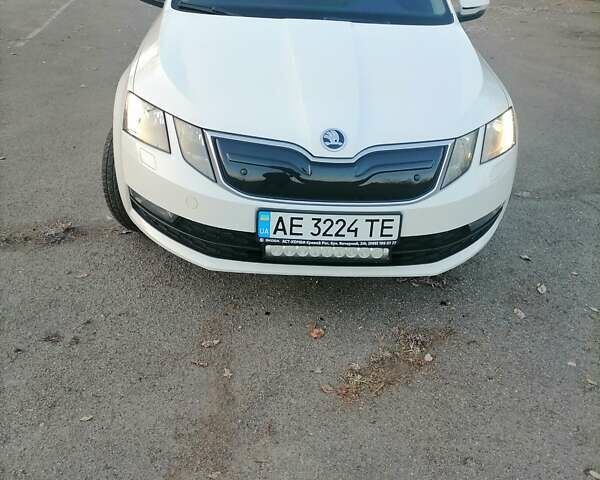 Белый Шкода Октавия, объемом двигателя 1.6 л и пробегом 211 тыс. км за 12900 $, фото 9 на Automoto.ua