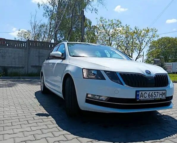 Белый Шкода Октавия, объемом двигателя 2 л и пробегом 245 тыс. км за 14200 $, фото 1 на Automoto.ua