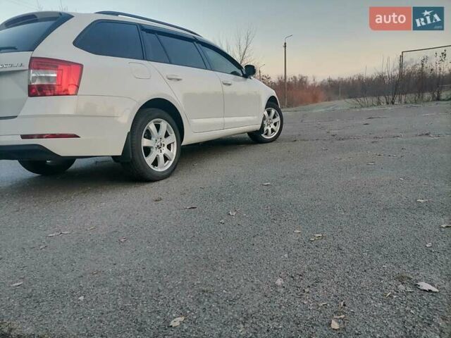 Белый Шкода Октавия, объемом двигателя 1.6 л и пробегом 211 тыс. км за 12900 $, фото 3 на Automoto.ua