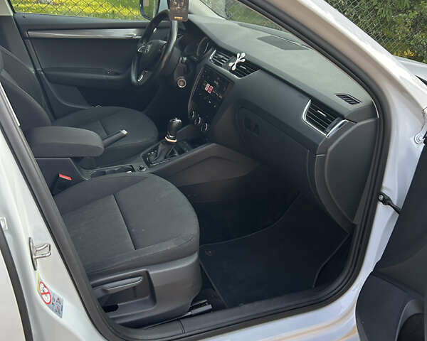 Белый Шкода Октавия, объемом двигателя 1.6 л и пробегом 239 тыс. км за 15000 $, фото 13 на Automoto.ua